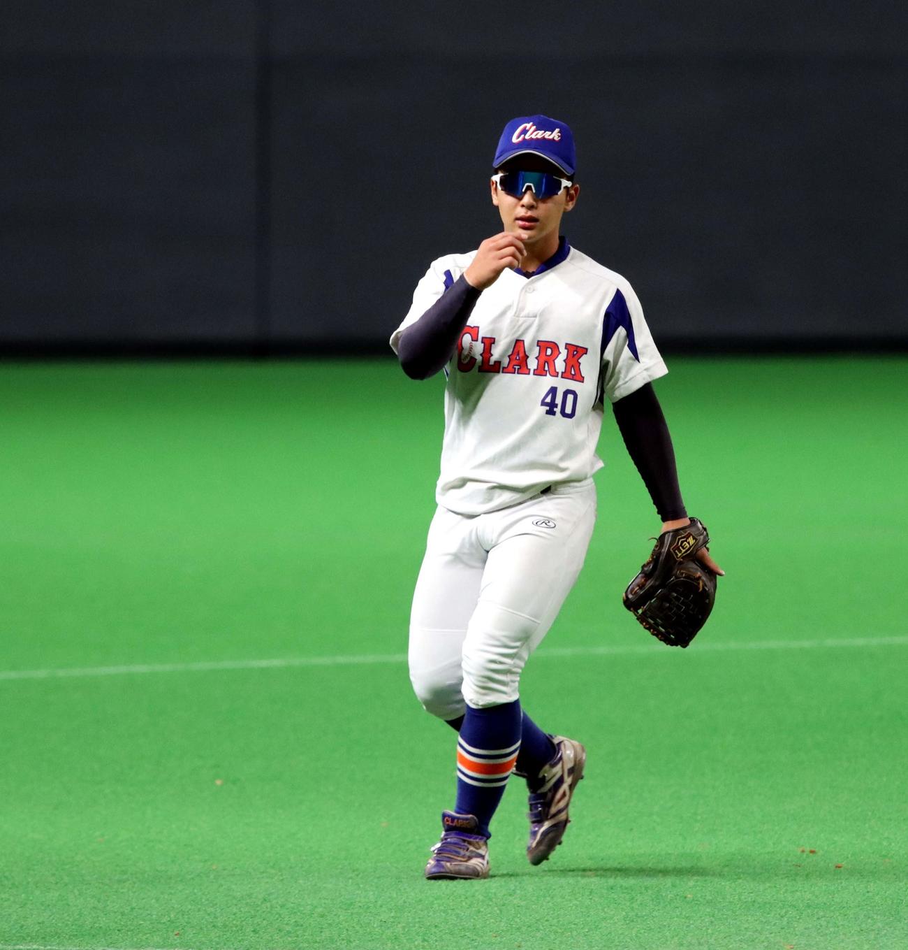 サングラスを着けて守備練習に臨むクラークの八木内野手（撮影・永野高輔）