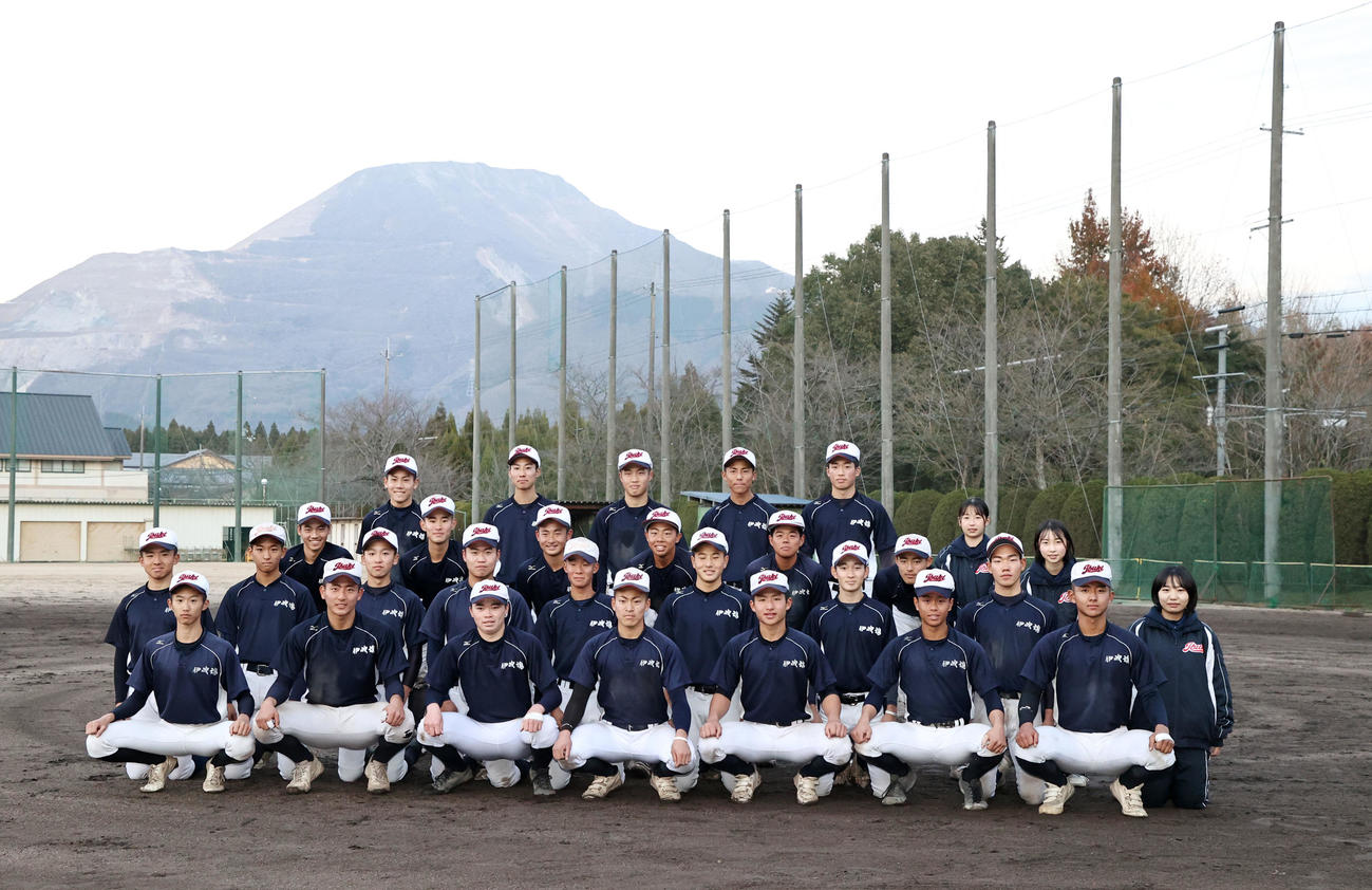 伊吹山を背に記念写真に納まる伊吹の野球部員（撮影・加藤哉）