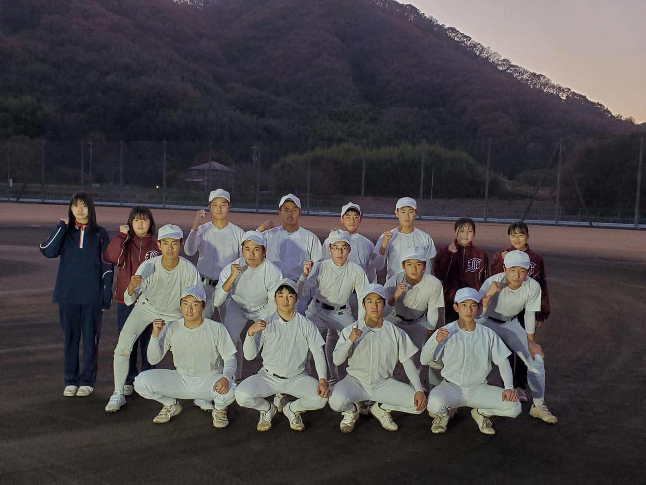センバツ21世紀枠候補に選ばれた高松一ナインは、13人の選手と4人のマネジャーが力強くガッツポーズ