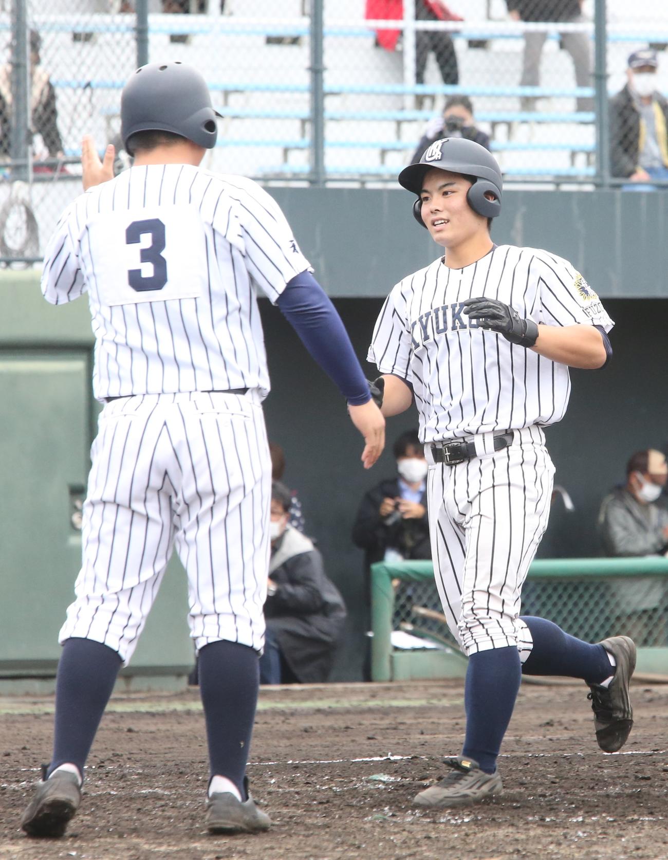 九州国際大付対大島　2回表九州国際大付2死満塁、左越え満塁本塁打を放ち生還する白井（右）（撮影・菊川光一）