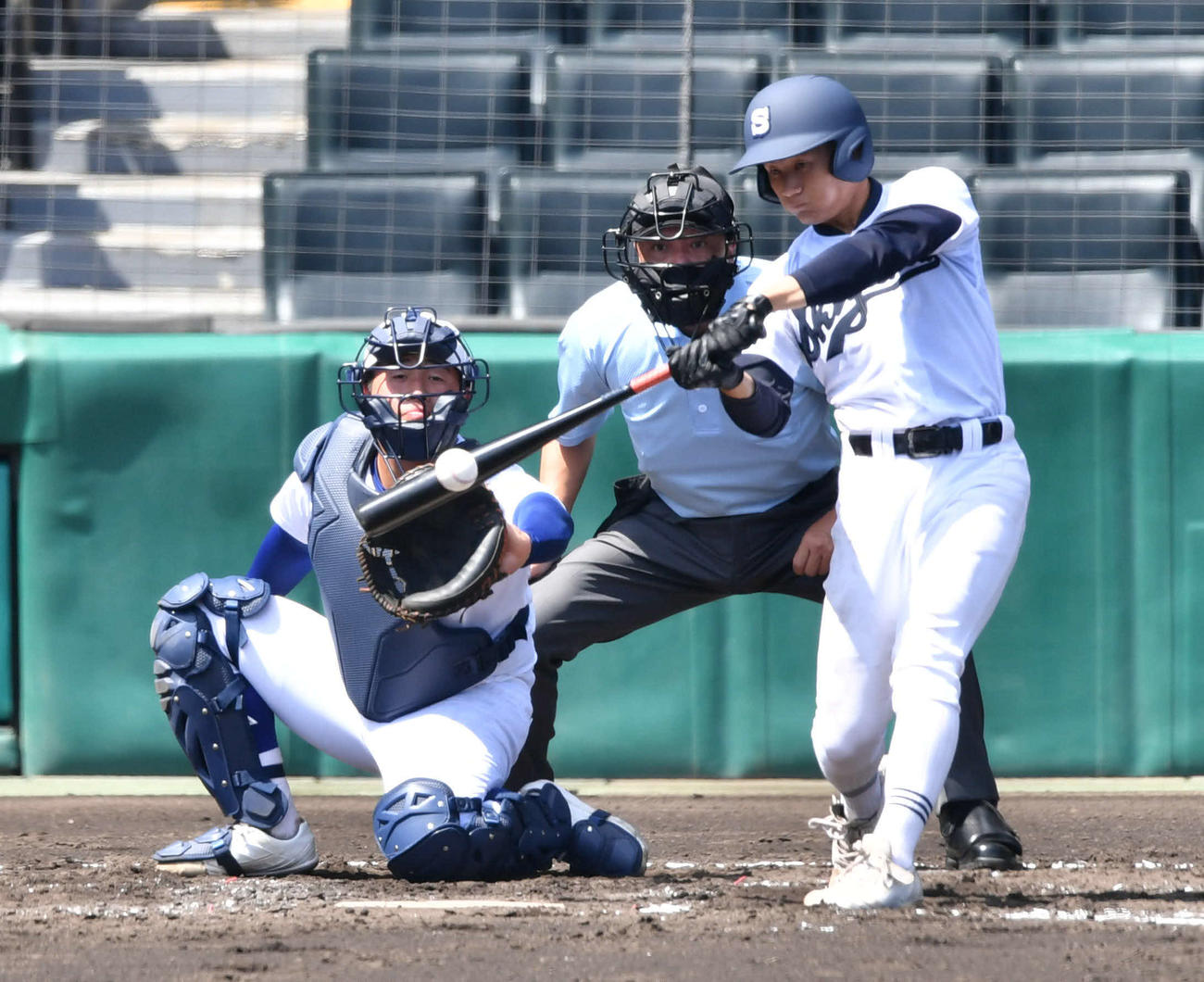 8月、全国高校野球選手権1回戦　新田対静岡　3回裏静岡2死二塁、渋谷泰生は左前安打を放つ