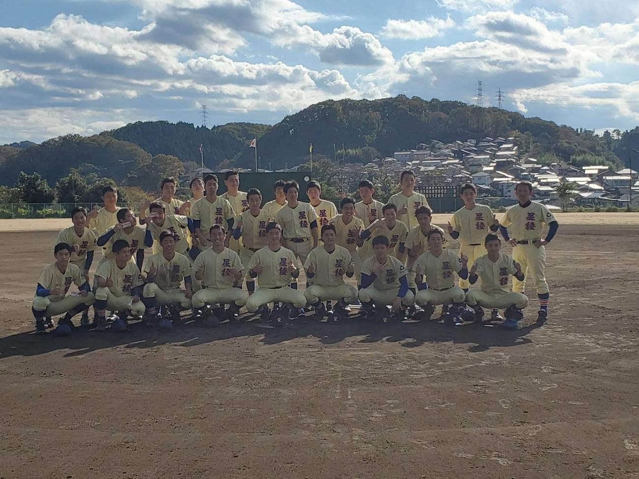新型コロナウイルス感染のため、今夏の石川大会を辞退した星稜は３年生の引退試合を行い、試合後、記念撮影した