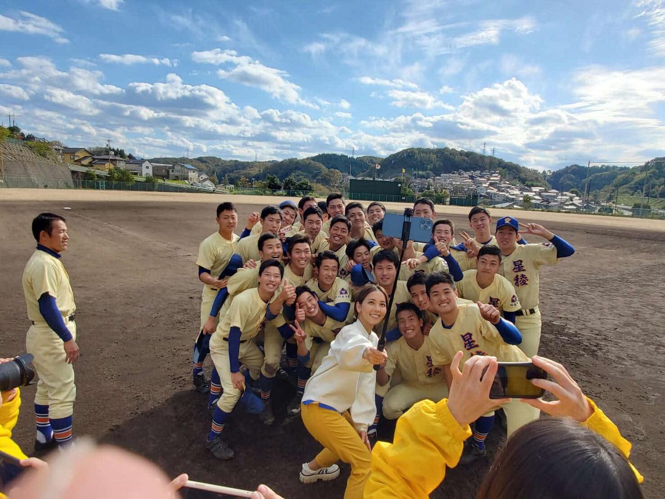 新型コロナウイルス感染のため、今夏の石川大会を辞退した星稜は３年生の引退試合を行い、試合後、ナインはサプライズで登場したＡＢＣテレビ「熱闘甲子園」でキャスターを務めるヒロド歩美アナウンサーと記念撮影