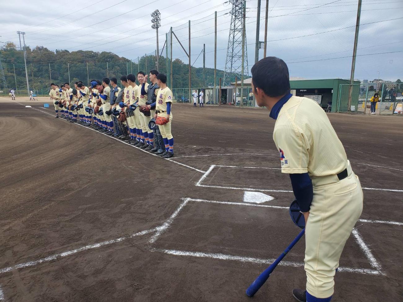 新型コロナウイルス感染のため、今夏の石川大会を辞退した星稜は3年生の引退試合を行い、試合前のシートノックで整列した。手前は林和成監督。