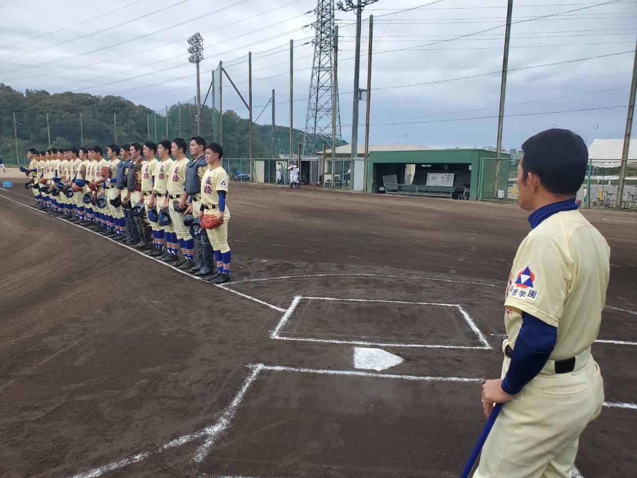 新型コロナウイルス感染のため、今夏の石川大会を辞退した星稜は3年生の引退試合を行い、試合前のシートノックで整列した。手前は林和成監督。