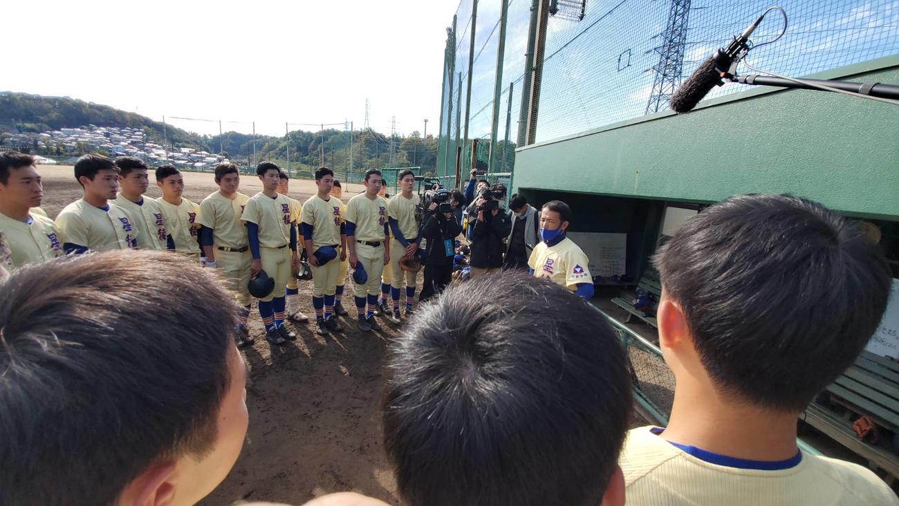 新型コロナウイルス感染のため、今夏の石川大会を辞退した星稜は3年生の引退試合を行い、試合後、林和成監督からエールを送られた