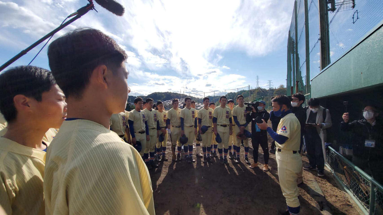 星稜は3年生の引退試合を行い、試合後に林監督（右）はOBのヤクルト奥川らのメッセージを読み上げる