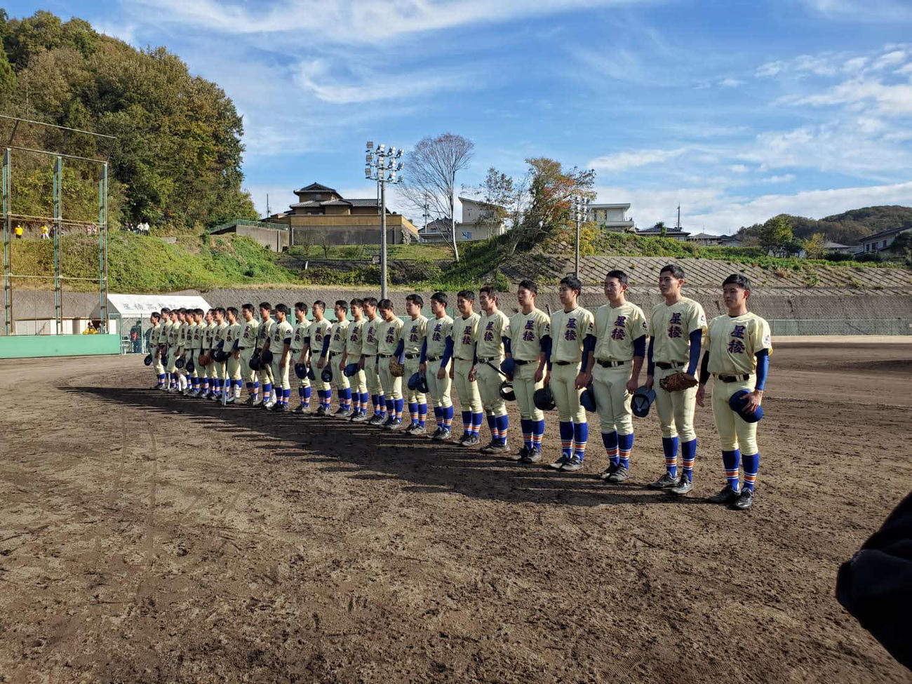 引退試合を終え、保護者の前で整列する星稜の3年生