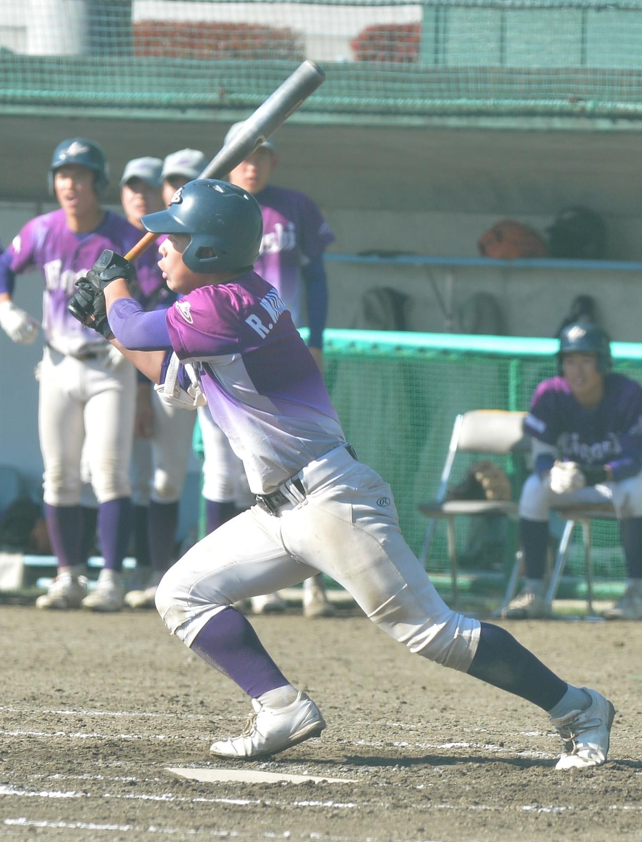 9回表花巻東2死一、二塁、渡辺は勝ち越し2点適時打を放つ