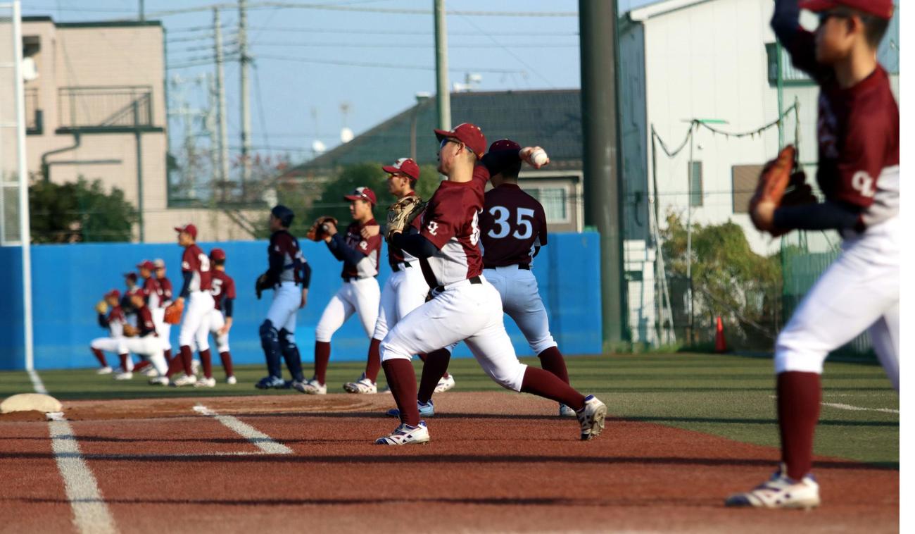 亜大グラウンドで並んでキャッチボールをするクラークの選手たち（撮影・永野高輔）