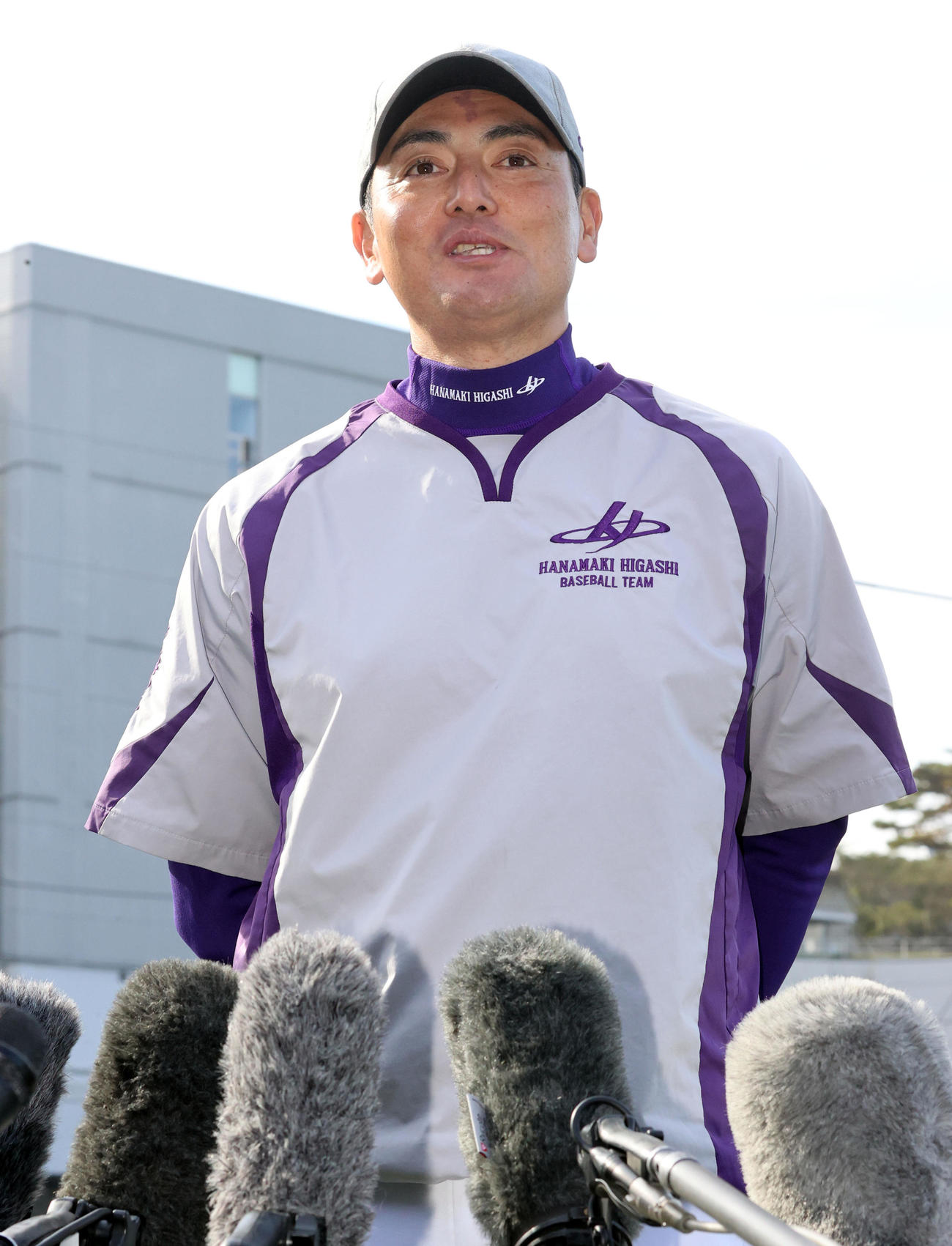 報道陣の囲み取材に笑顔で応じる花巻東の佐々木監督（撮影・浅見桂子）