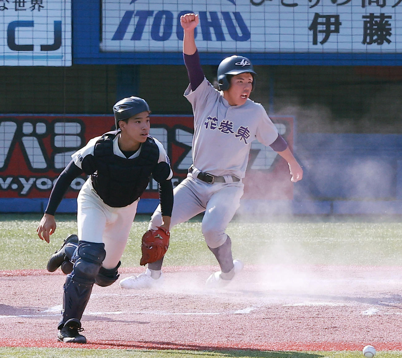 国学院久我山対花巻東　7回裏花巻東2死一、二塁、小沢修の右前適時打で生還し喜ぶ渡辺（撮影・野上伸悟）