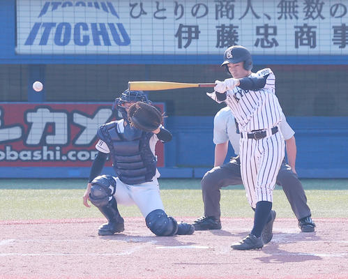 九州国際大付対クラーク 3回表九州国際大付1死三塁、右前適時打を放つ大島(撮影・野上伸悟)