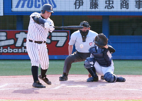 九州国際大付対クラーク 9回表九州国際大付2死二塁、中前適時打を放つ佐倉(撮影・野上伸悟)