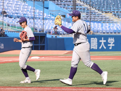 国学院久我山対花巻東 国学院久我山を破り、笑顔で整列に向かう佐々木(右)(撮影・河野匠)