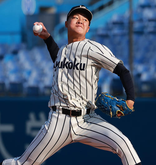 龍谷大対神奈川大 力投する龍谷大先発の伊藤(撮影・野上伸悟)