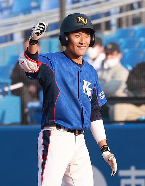 龍谷大対神奈川大 4回裏神奈川大2死一、二塁、先制中前適時打を放ち喜ぶ渡辺宏(撮影・野上伸悟)