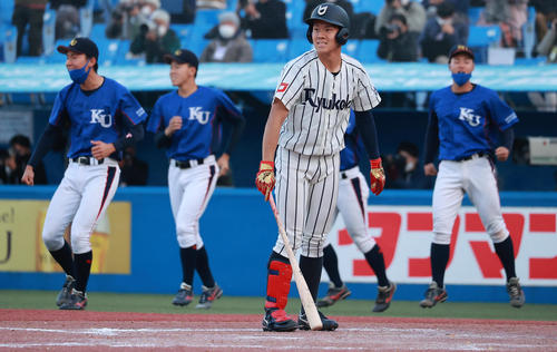 龍谷大対神奈川大 9回表龍谷大2死三塁、見逃し三振に倒れ無念の表情を見せる内倉(撮影・野上伸悟)