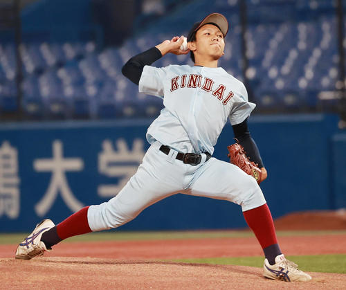 佛教大対近大工学部 力投する近大工学部先発の沖田(撮影・野上伸悟)