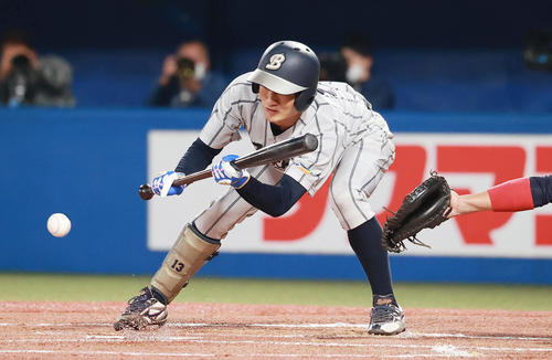佛教大対近大工学部 1回表佛教大1死二、三塁、投前先制スクイズを決める沢嵜(撮影・野上伸悟)