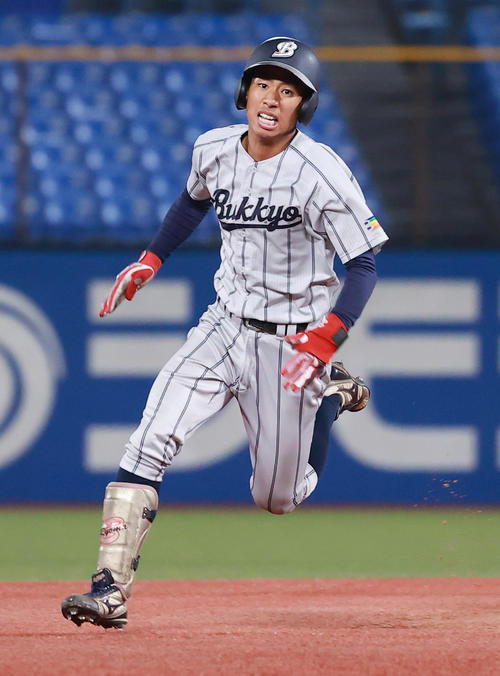 佛教大対近大工学部 5回表佛教大1死一、二塁、右2適時三塁打を放つ田中(撮影・野上伸悟)