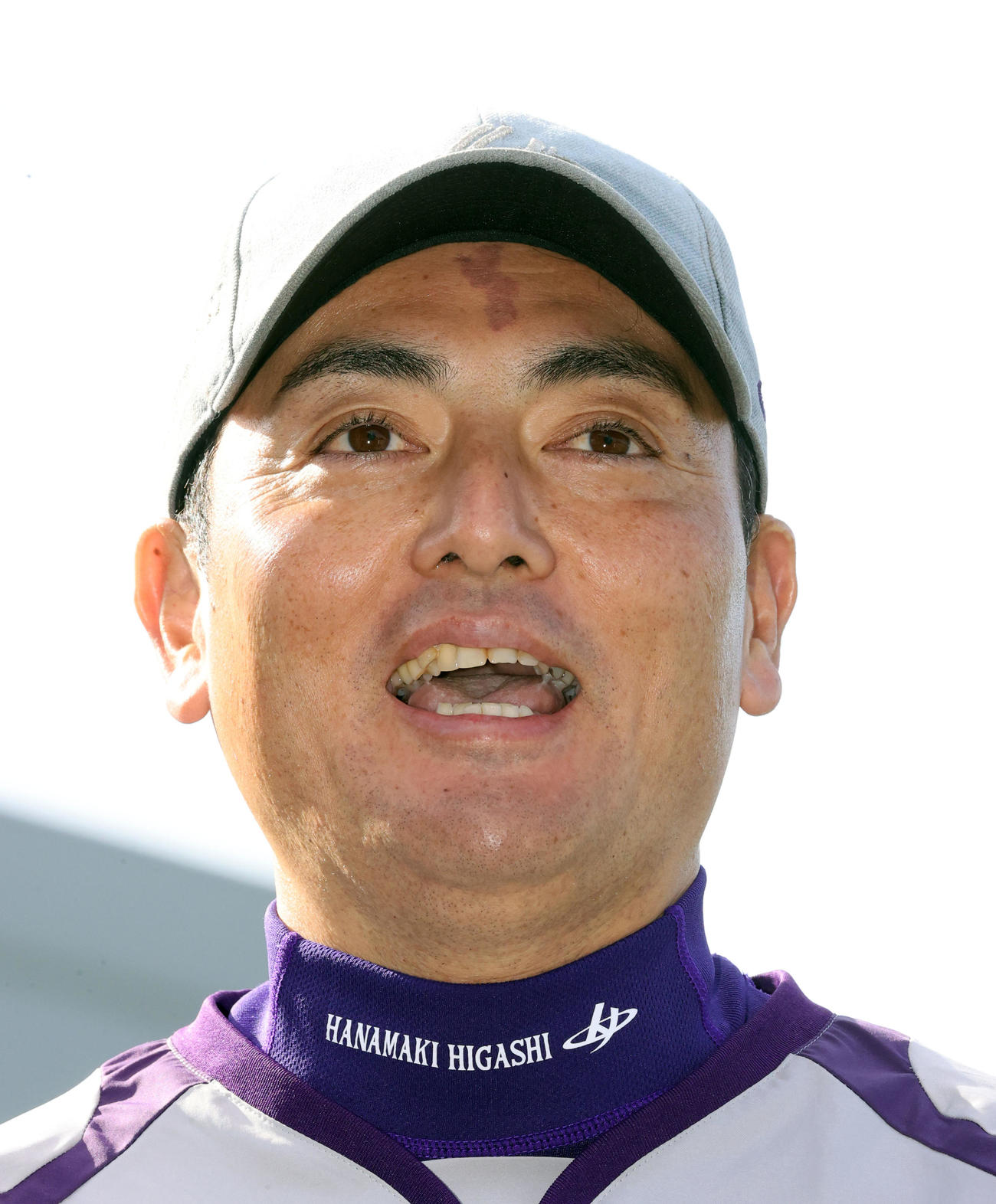 報道陣の囲み取材に笑顔で応じる花巻東の佐々木監督（撮影・浅見桂子）