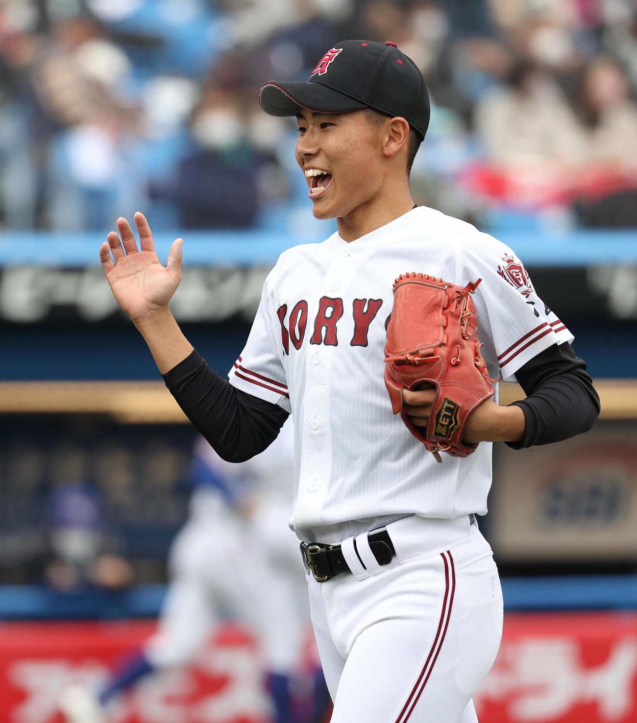明秀日立対広陵　8回表を無失点に抑え笑顔でベンチに戻る岡山（撮影・河野匠）