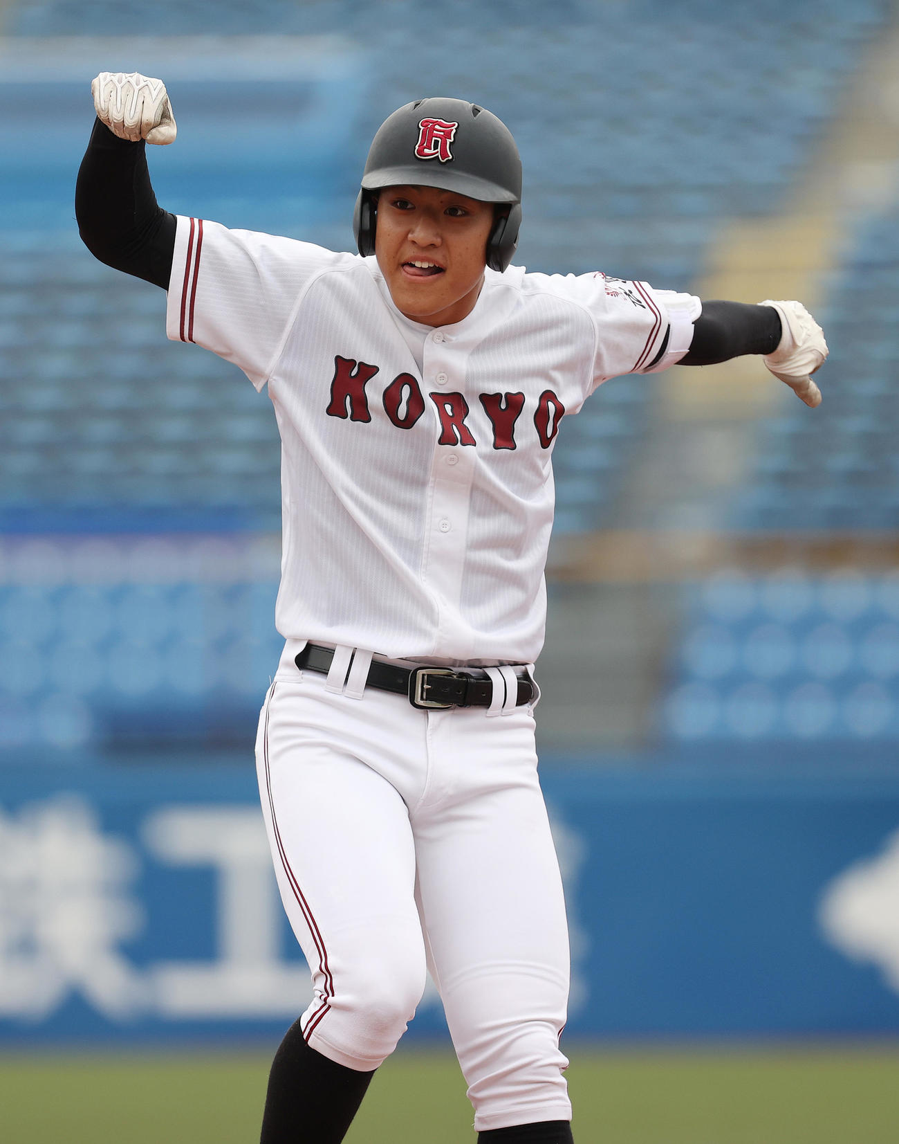 明秀日立対広陵　2回裏広陵2死一、二塁、中前に適時打を放ち喜ぶ森山（撮影・河野匠）