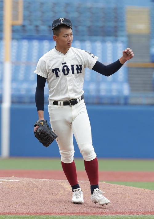 敦賀気比対大阪桐蔭 敦賀気比に勝利し拳を握りしめる前田(撮影・河野匠)