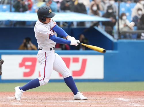 明秀日立対広陵 5回表明秀日立1死一、三塁、左犠飛を放つ武田(撮影・河野匠)