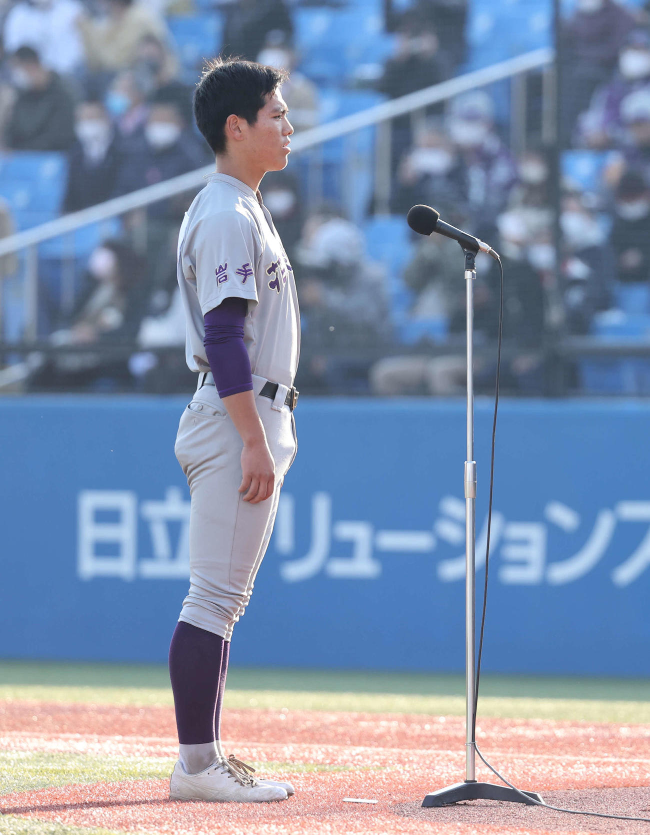 開会式で選手宣誓する花巻東・田代主将（撮影・河野匠）