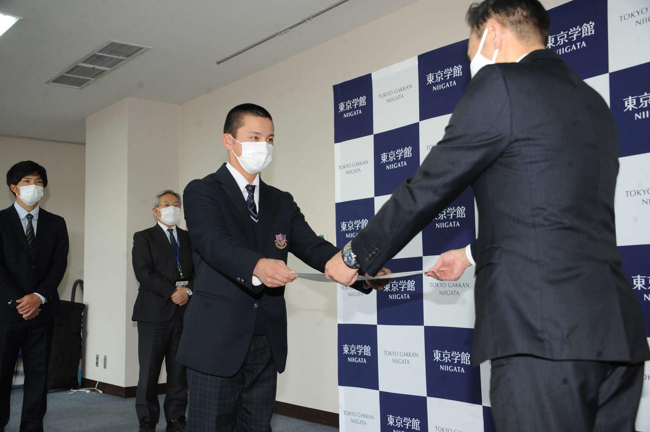 表彰状を受け取る東京学館新潟・小川主将（中央）