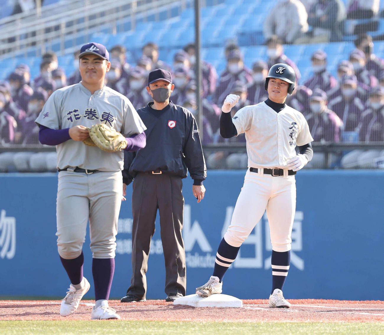 国学院久我山対花巻東　3回表国学院久我山2死一、二塁、左前に適時打を放ちガッツポーズを見せる成田（右）。左は一塁手の佐々木（撮影・河野匠）