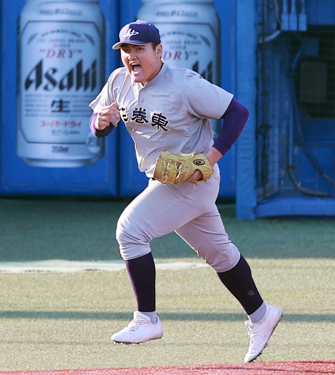 国学院久我山対花巻東　1回表の守備位置に向かう花巻東・佐々木（撮影・野上伸悟）
