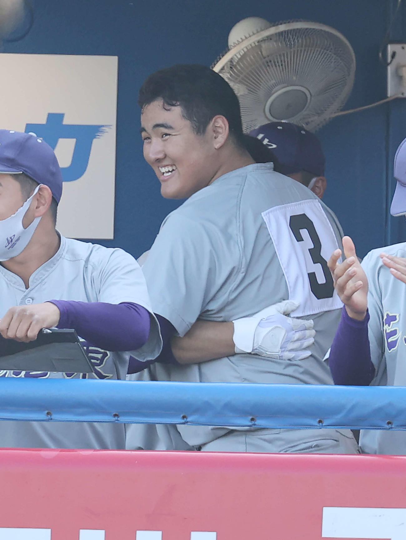 国学院久我山対花巻東　7回裏花巻東2死一、二塁、田代の適時打で生還した宮沢を笑顔で迎える佐々木（撮影・河野匠）