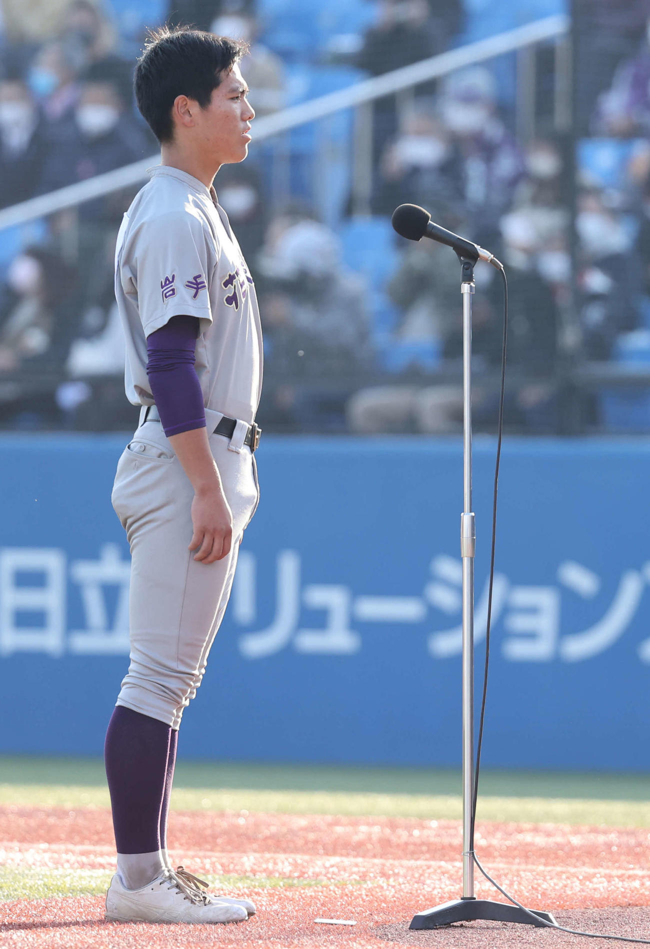 開会式で選手宣誓する花巻東・田代主将（撮影・河野匠）