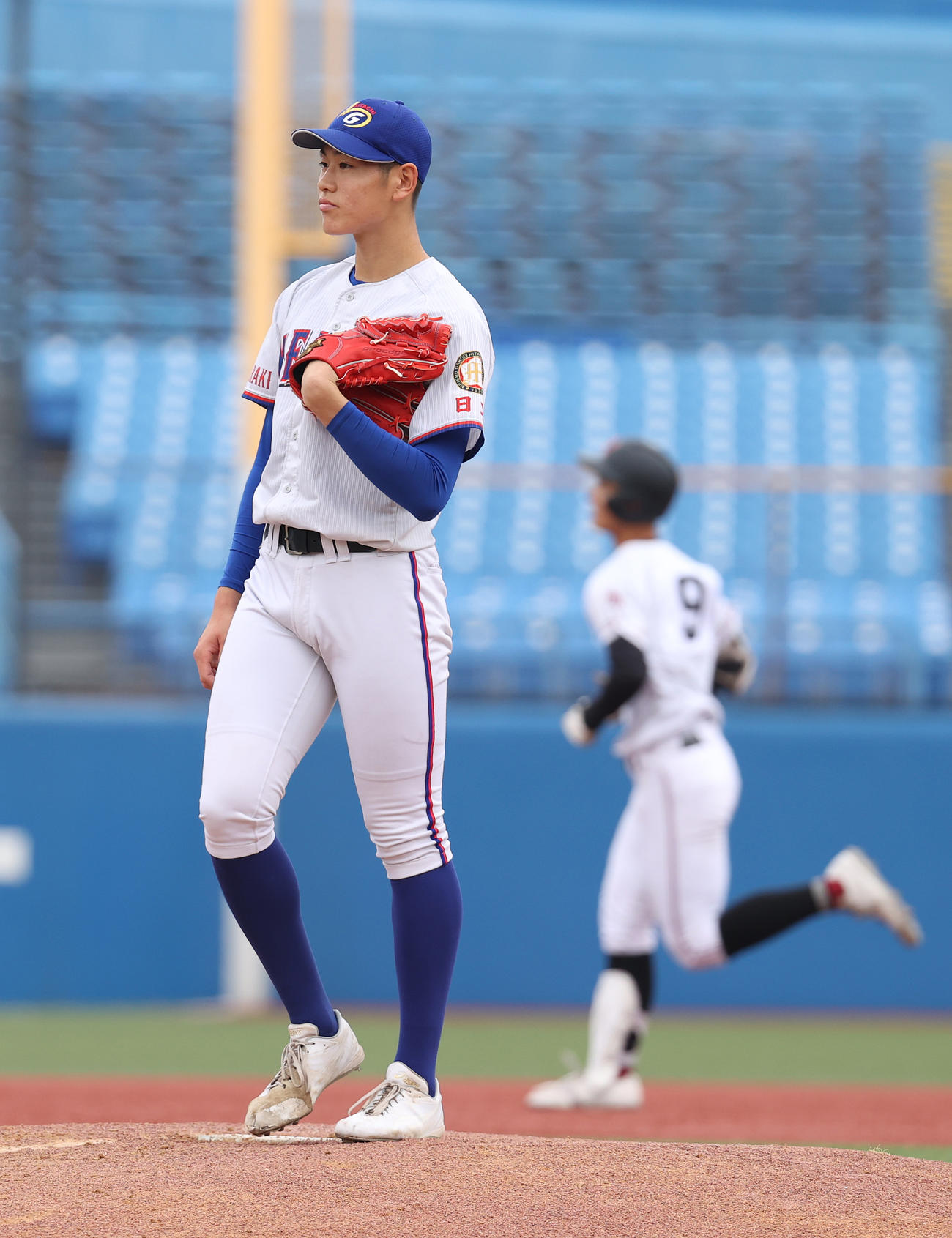 明秀日立対広陵　3回裏広陵無死一塁、内海（後方）に2点本塁打を浴びる猪俣（撮影・河野匠）