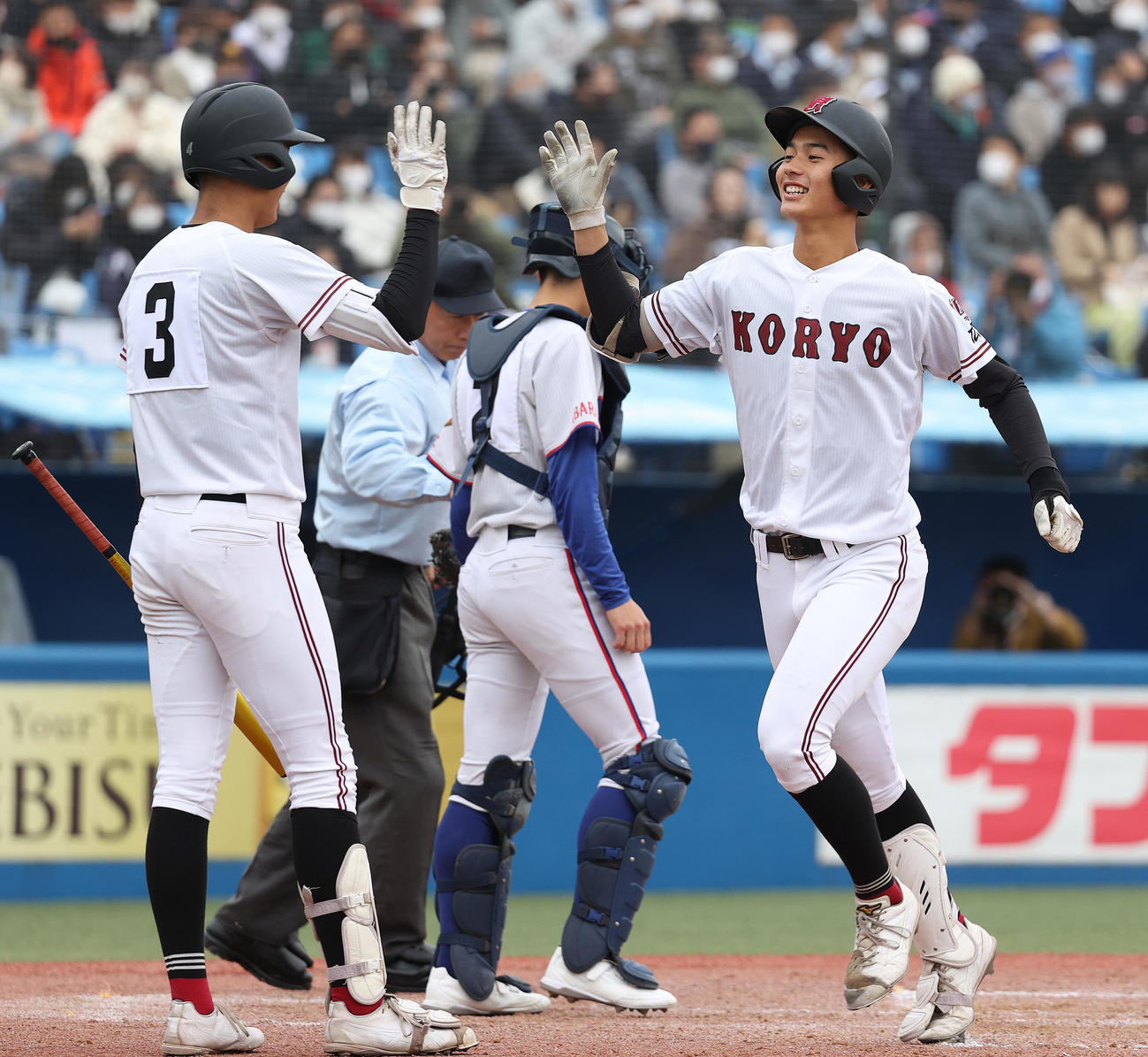明秀学園日立対広陵　3回裏広陵無死一塁、右越え2点本塁打を放ち笑顔で生還する内海（撮影・河野匠）