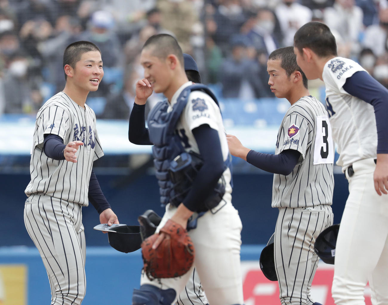 敦賀気比対大阪桐蔭　試合後の整列を終え、3回に死球を与えた大阪桐蔭・川原（右手前）と言葉を交わす敦賀気比・上加世田（左後方）（撮影・河野匠）