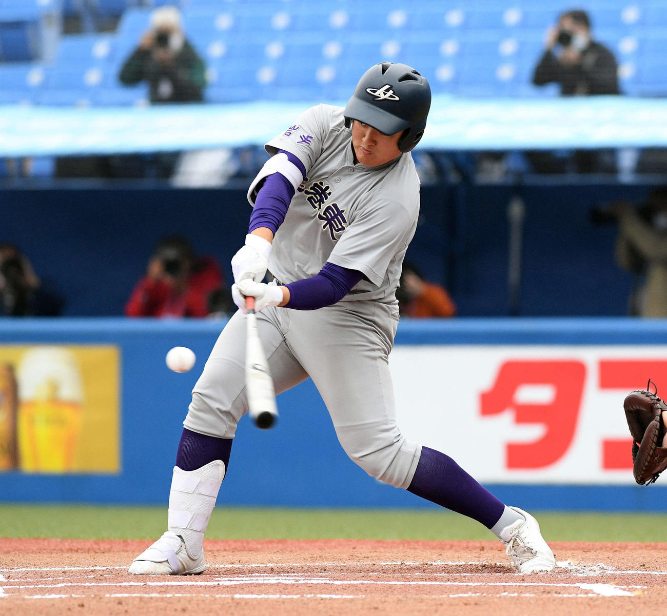 花巻東対高知　1回表花巻東1死二塁、佐々木は中前適時打を放つ（撮影・滝沢徹郎）　