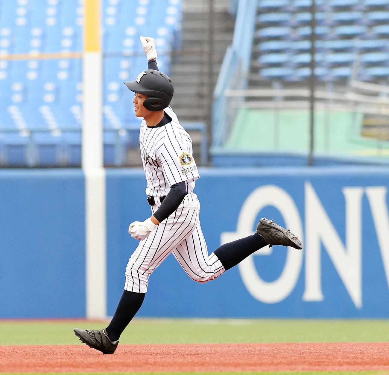 日大三島対九州国際大付　3回裏九州国際大付2死、大島は左越えソロ本塁打を放ちガッツポーズする（撮影・滝沢徹郎）　