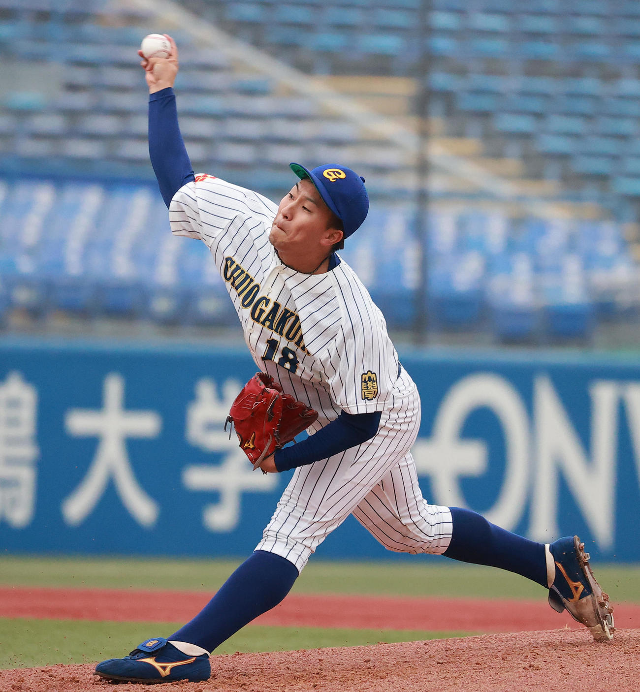 中央学院大対佛教大　力投する中央学院大・古田島（撮影・野上伸悟）