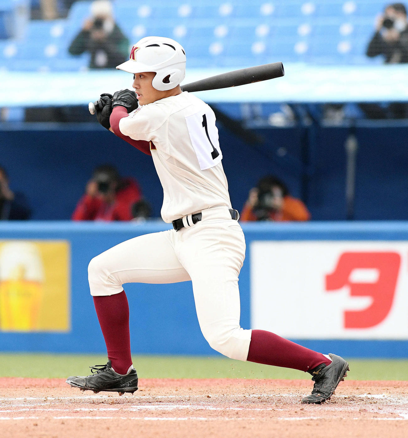 花巻東対高知　1回裏高知1死三塁、高橋は中前適時打を放つ（撮影・滝沢徹郎）　