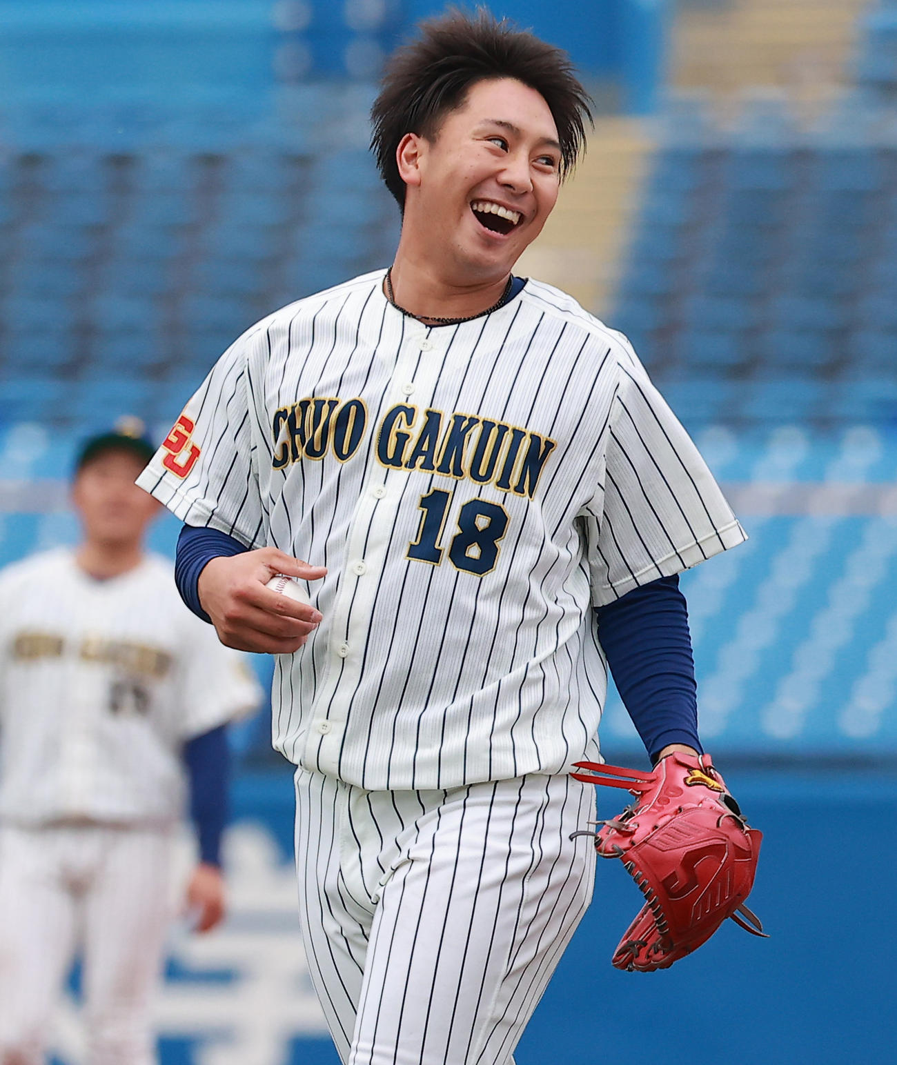 中央学院大対佛教大　2回裏佛教大1死、大星博暉を一ゴロに仕留め笑顔を見せる古田島（撮影・野上伸悟）