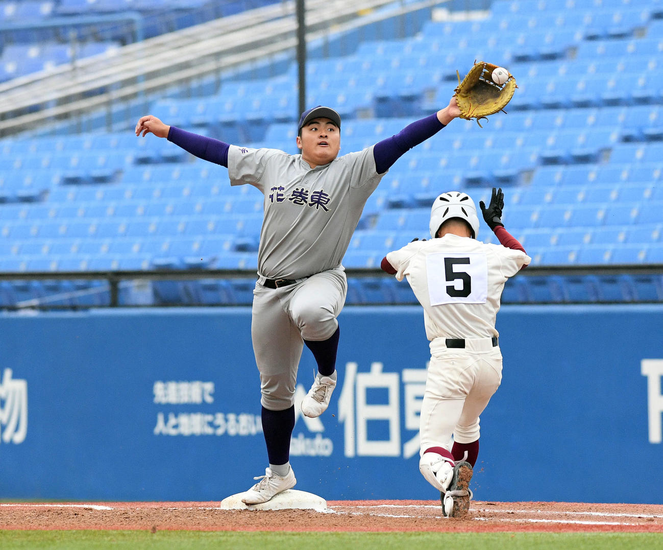 花巻東対高知　1回裏、送球を伸び上がって捕る一塁手花巻東・佐々木（左）（撮影・滝沢徹郎）　