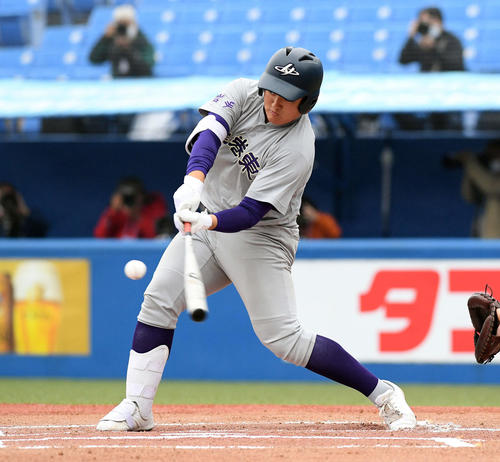花巻東対高知　1回表花巻東1死二塁、佐々木は中前適時打を放つ（撮影・滝沢徹郎）　