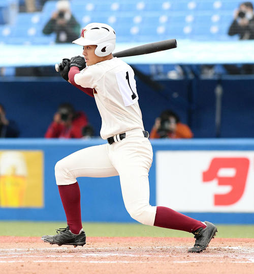 花巻東対高知　1回裏高知1死三塁、高橋は中前適時打を放つ（撮影・滝沢徹郎）　