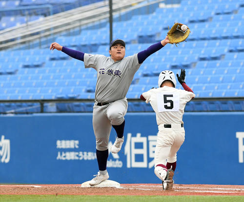 花巻東対高知　1回裏、送球を伸び上がって捕る一塁手花巻東・佐々木（左）（撮影・滝沢徹郎）　