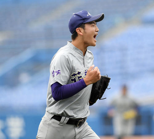 花巻東対高知　2回裏高知2死一、三塁、小西を遊飛に仕留めさけぶ工藤（撮影・滝沢徹郎）　