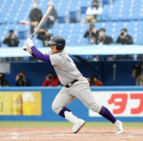 花巻東対高知　3回表花巻東1死一塁、佐々木は中前打を放つ（撮影・滝沢徹郎）　